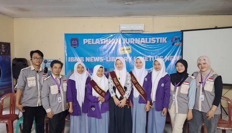 Keikutsertaan Siswi SMK Al-Hafidz dengan program IBM Library News Goes to School di SMPN 1 Jasinga