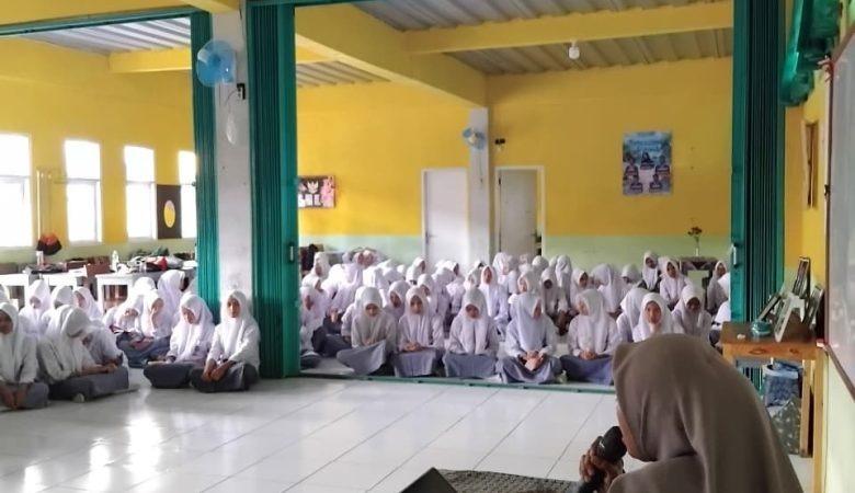 Menanamkan Akhlak Terpuji kepada Guru melalui Kegiatan Keputrian