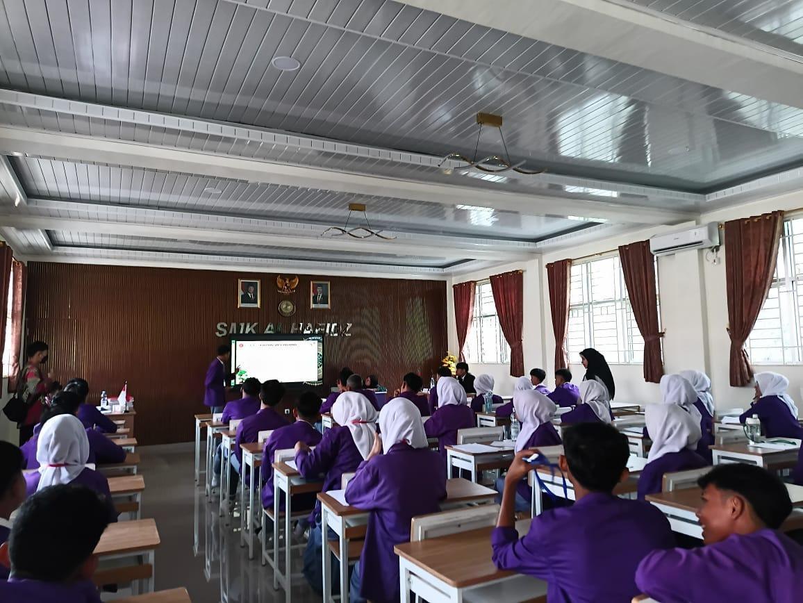 Siswa SMK Al Hafidz mempresentasikan laporan PKL dalam sidang sebagai persiapan menghadapi dunia kerja